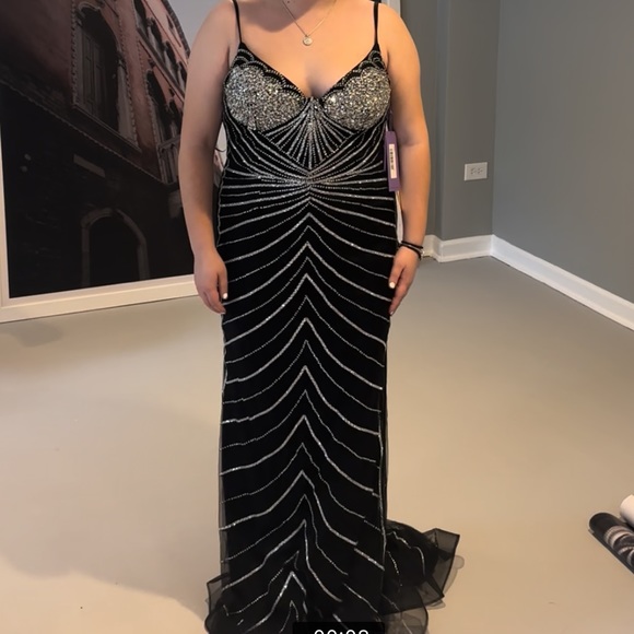 I’m selling a Villoni dress that I got, it’s black and silver in a size 18. - Picture 2 of 2